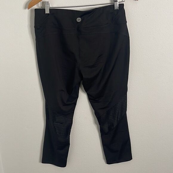 Avia athletic Capri leggings. Running walking. Size medium. Size 8-10. EUC. - Picture 6 of 7